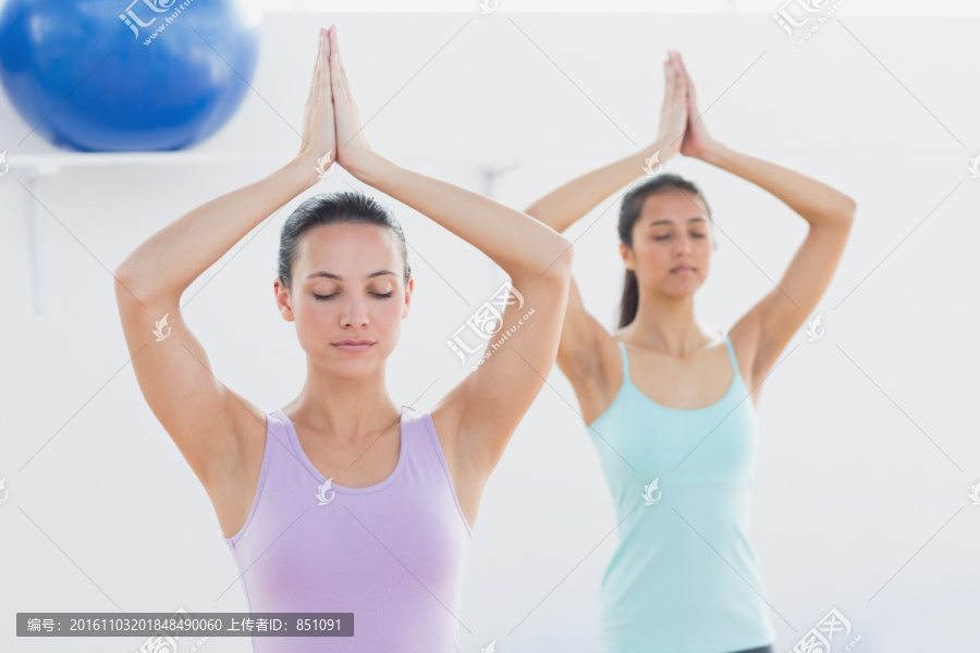 在健身房里做瑜伽的女人