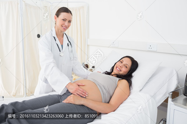 在给孕妇做检查的女医生