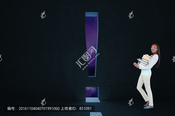 抱着一堆书的女人
