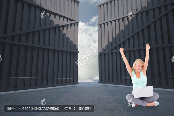 女人举手欢呼的复合形象