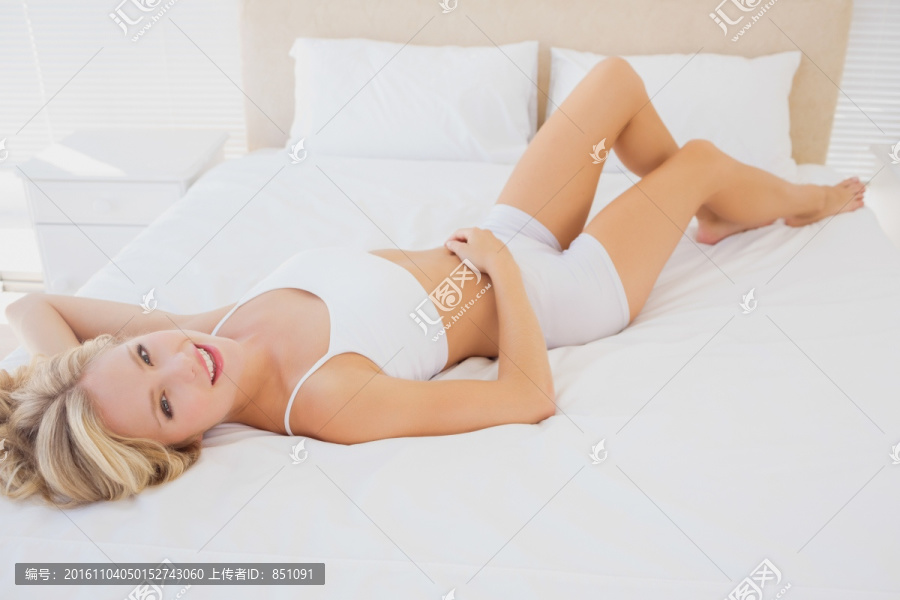 躺在床上休息的年轻女人
