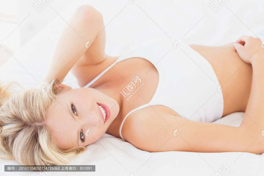 躺在床上休息的年轻女人