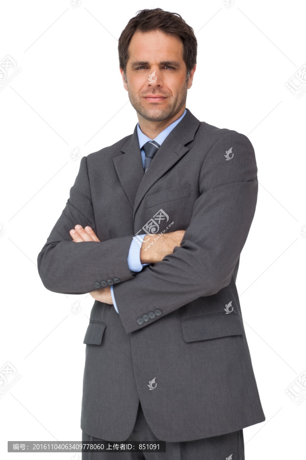 抱胸站立的商务男人