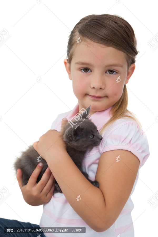 年轻的女孩抱着小猫