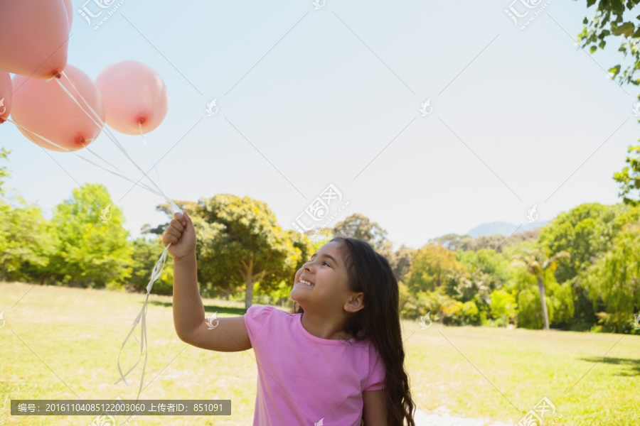 可爱的小女孩玩气球