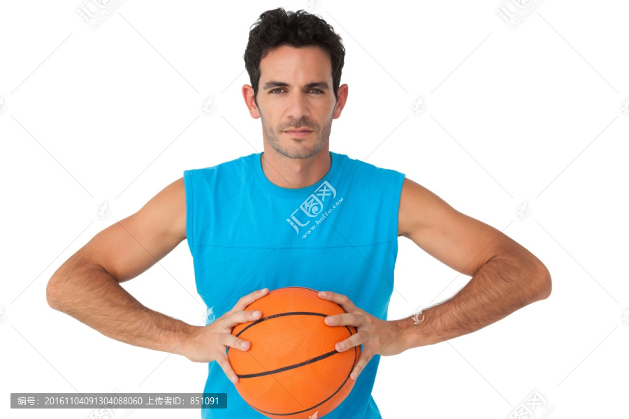 拿着一个篮球的男运动员