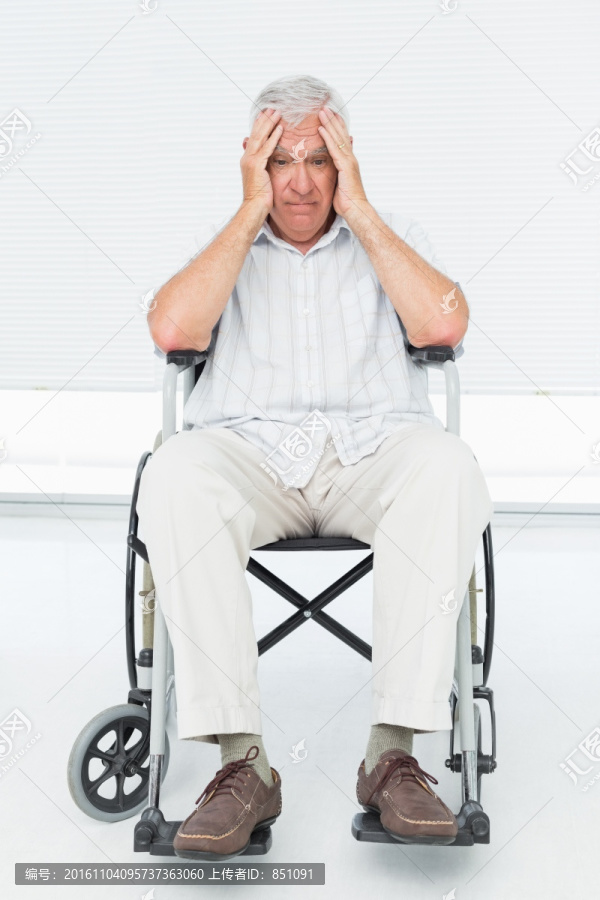 悲伤的男子坐在轮椅上