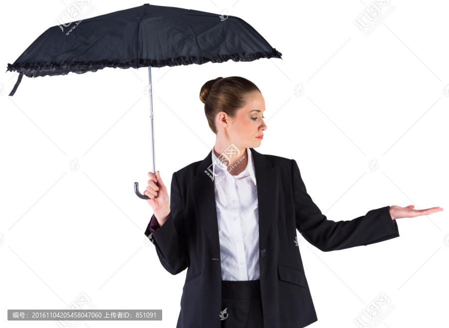 撑伞的商务女人