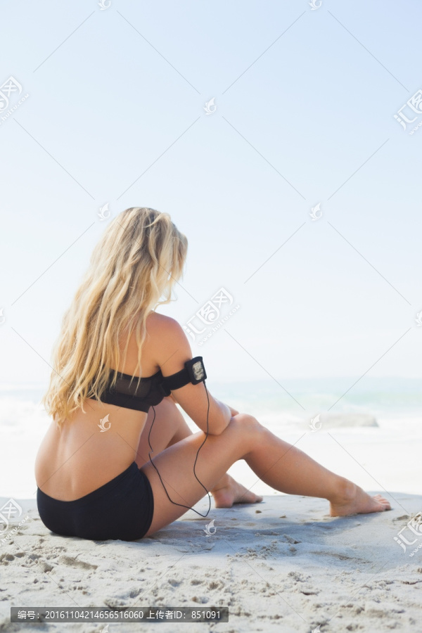 坐在海滩上的女人