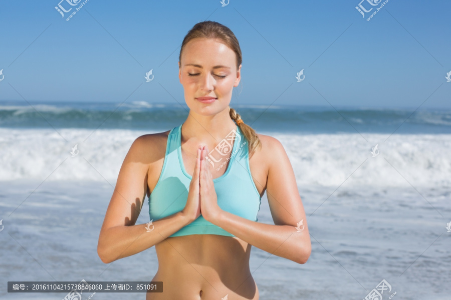 在海滩上冥想的女人