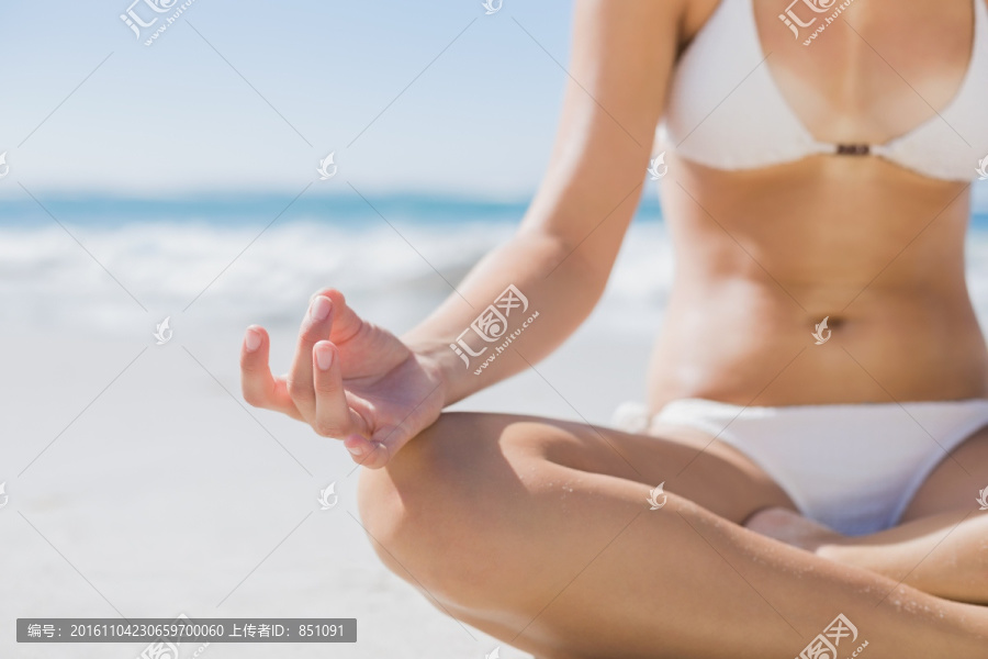 坐在沙滩的的女人