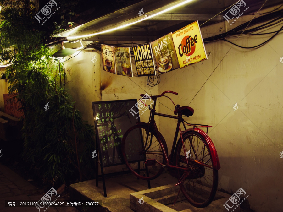 平江路夜色,酒吧前的自行车装饰