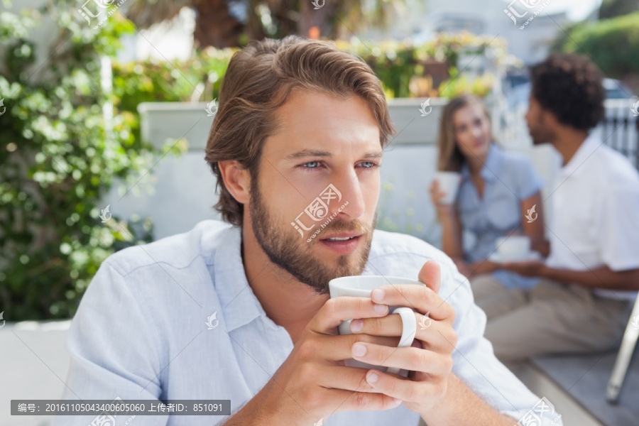 在喝咖啡的男人