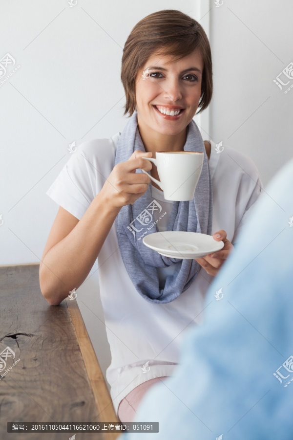 微笑着喝咖啡的商务男女