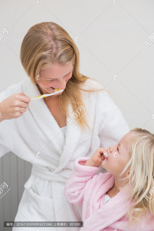 在浴室里准备刷牙的母女