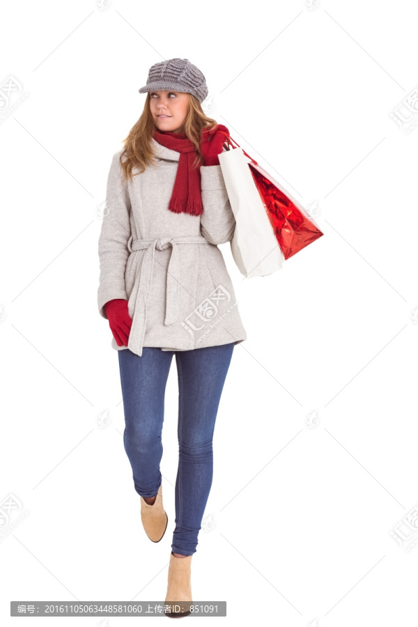 穿着冬装拎着购物袋的女人