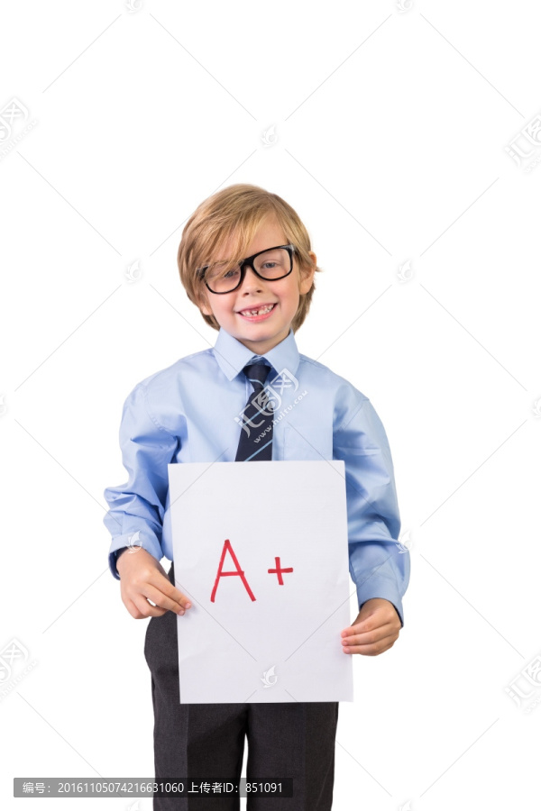 拿着成绩单的男学生
