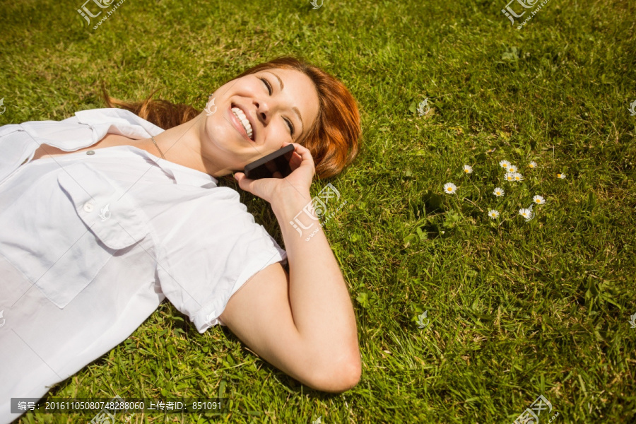 漂亮的女人躺在草地上