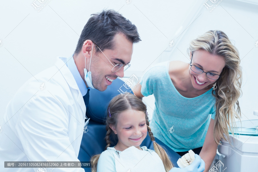 牙医向病人展示牙齿模型