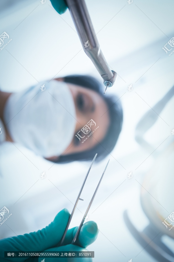 在手术中的女牙医