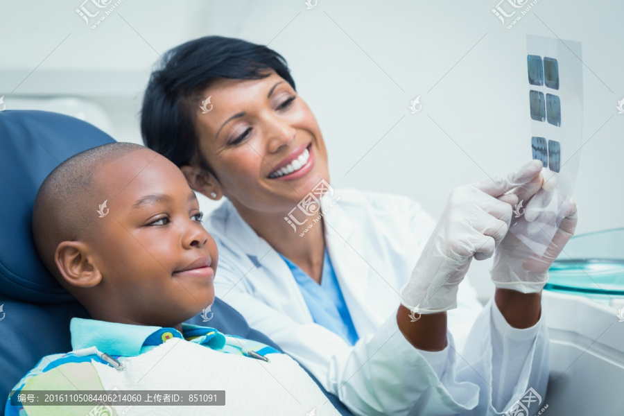 牙医看着病人的检查报告