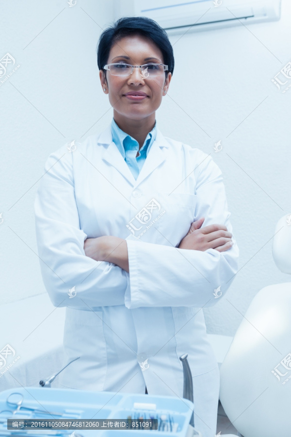 自信的女性牙医师