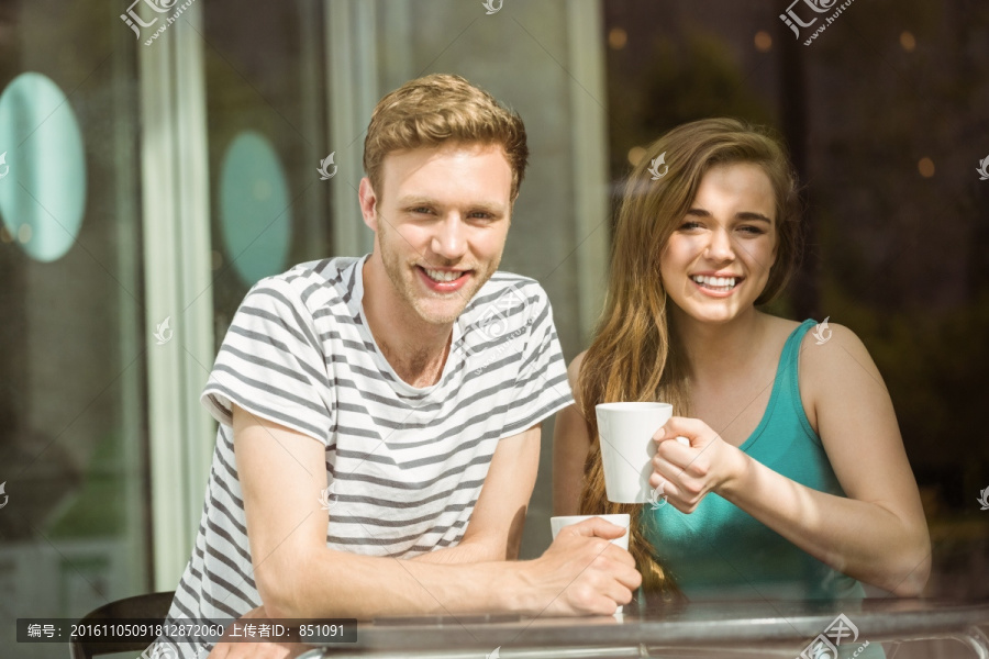 在咖啡馆里喝咖啡聊天的两名同学