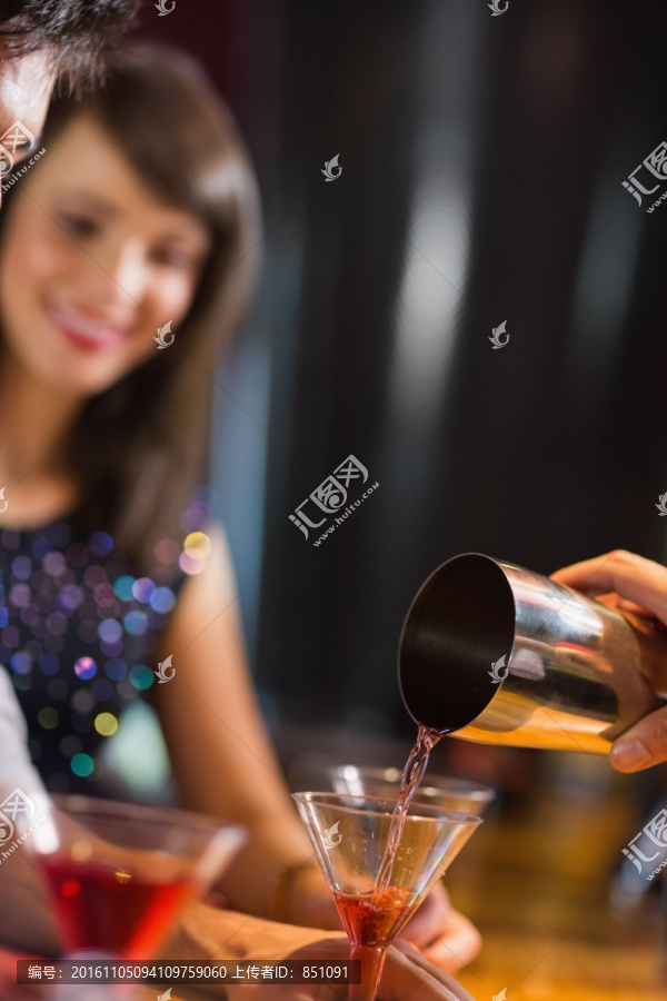 在酒吧喝酒的商务女人