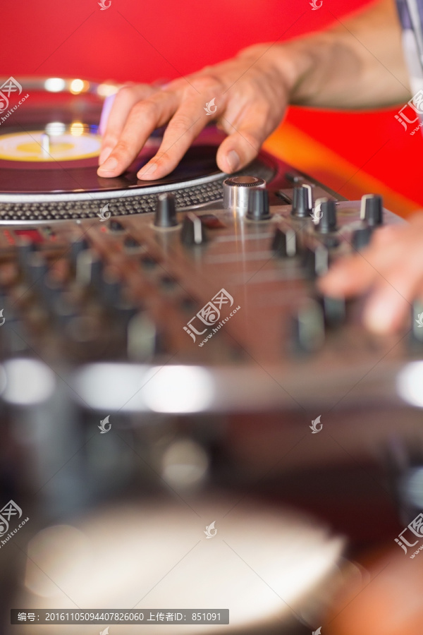 放音乐的酒吧DJ