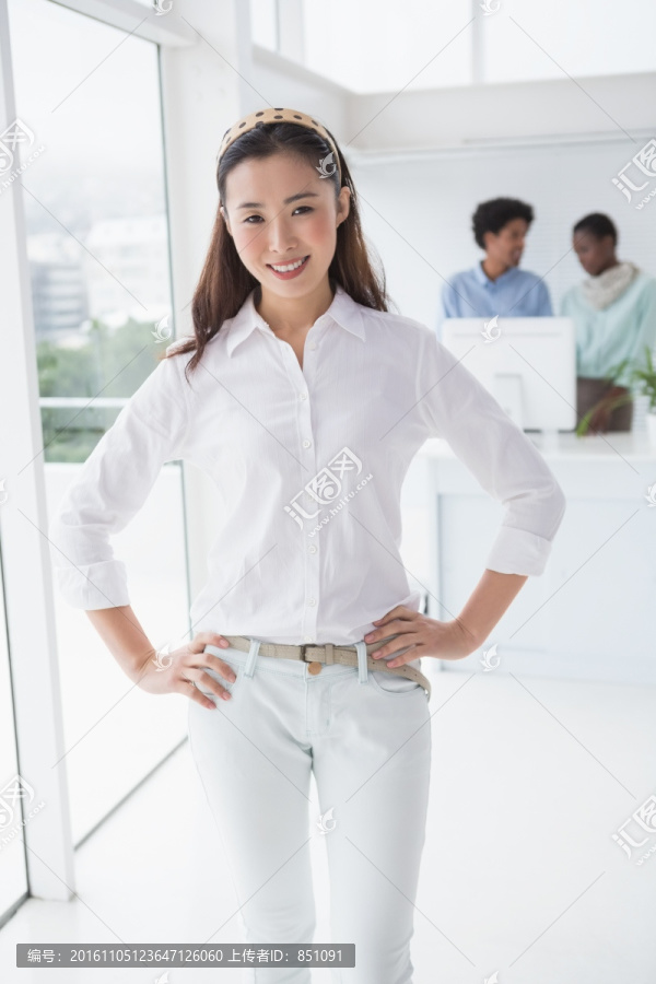 双手叉腰微笑的商务女人