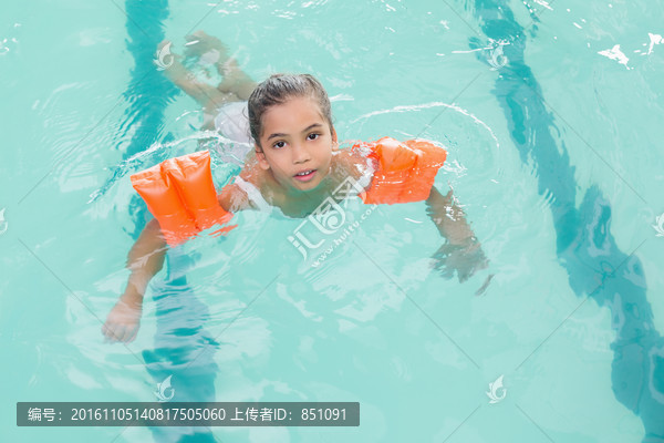 在学习游泳的女孩
