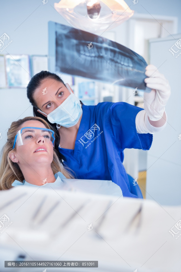 牙医看着病人的检查报告