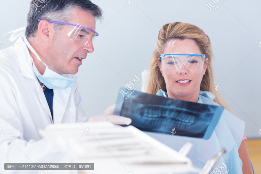牙医向病人展示检查报告