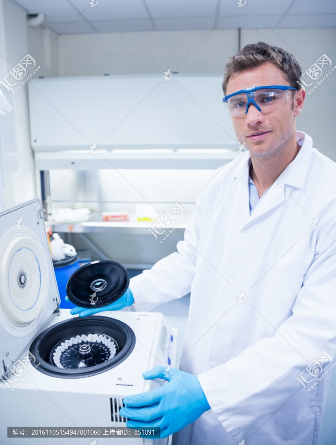 做着实验的科学家