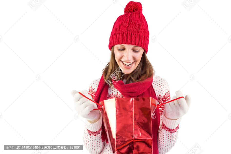打开购物袋的女人