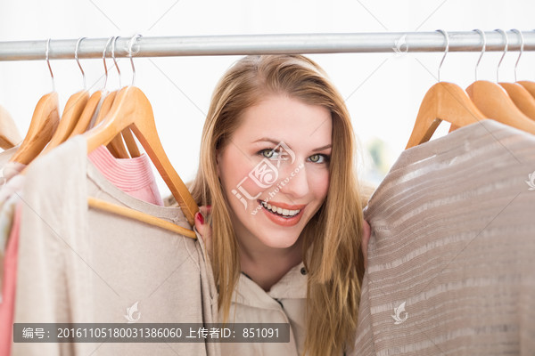 微笑着购物的商务女人