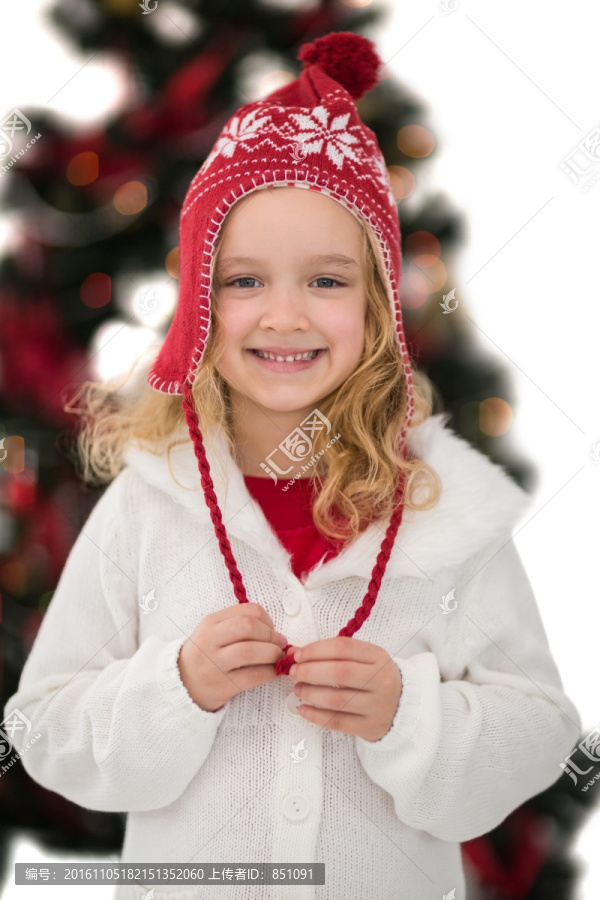 小女孩戴帽子和围巾