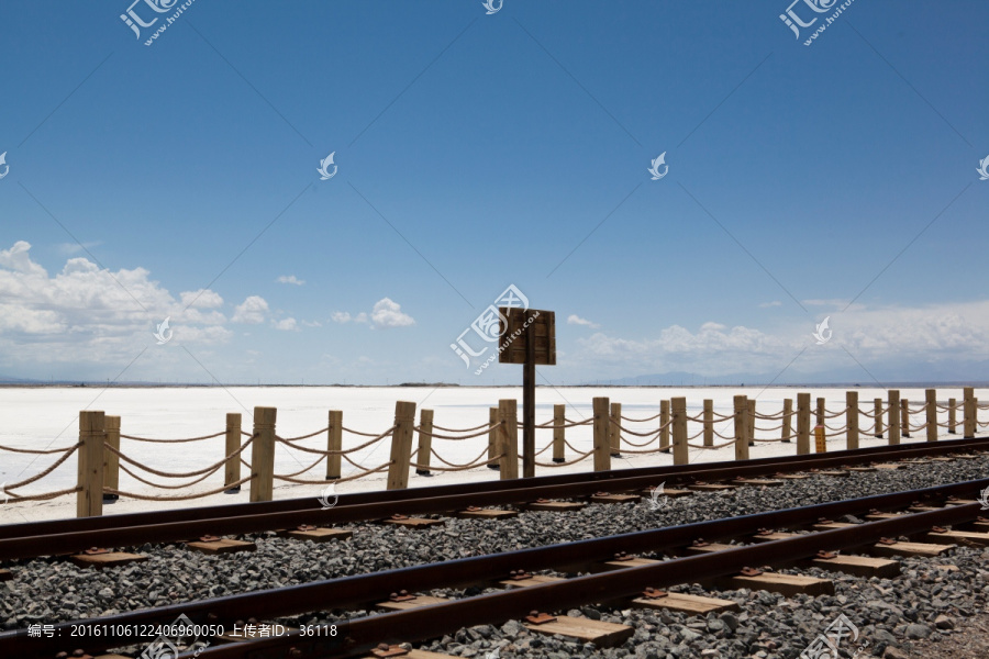 茶卡盐湖的铁轨