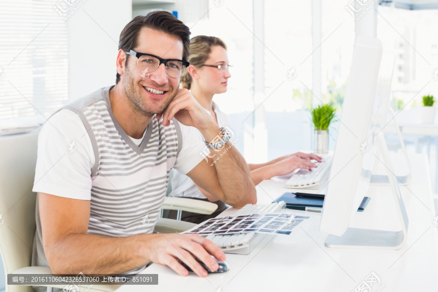 坐在电脑前工作的男白领