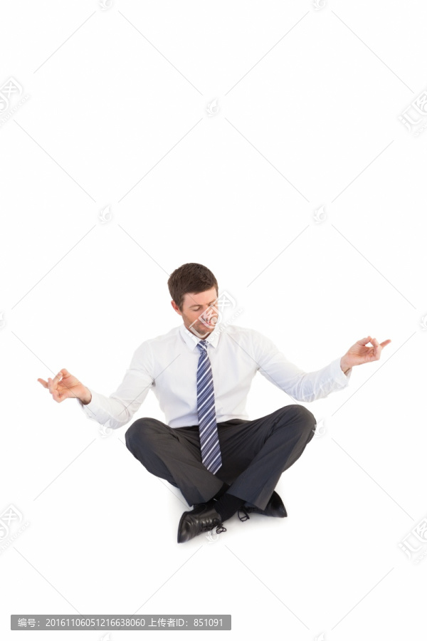 盘腿坐着练瑜伽的男人