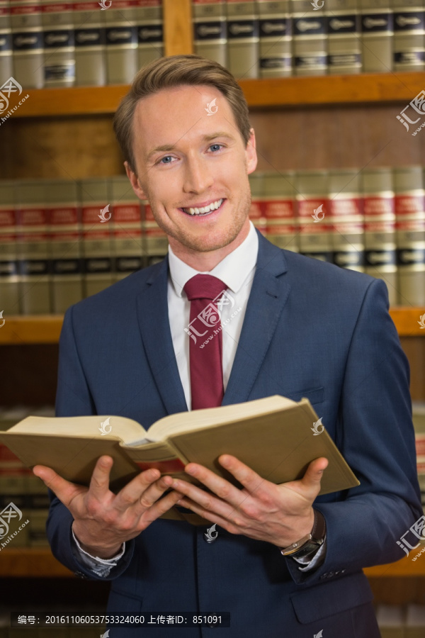 在图书馆里看法律书的男人