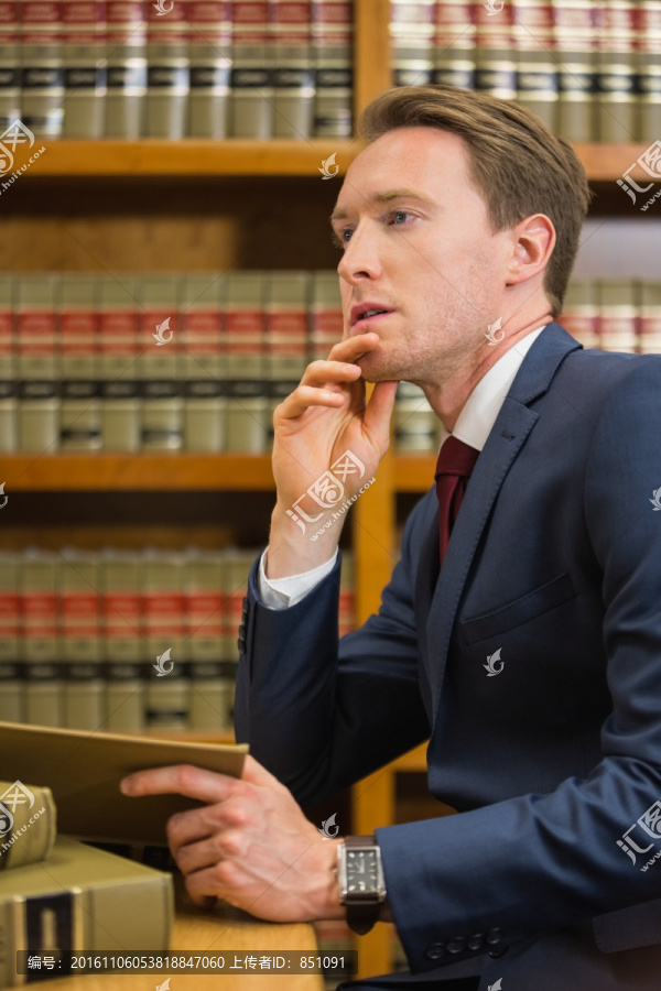 在他图书馆里思考的男律师