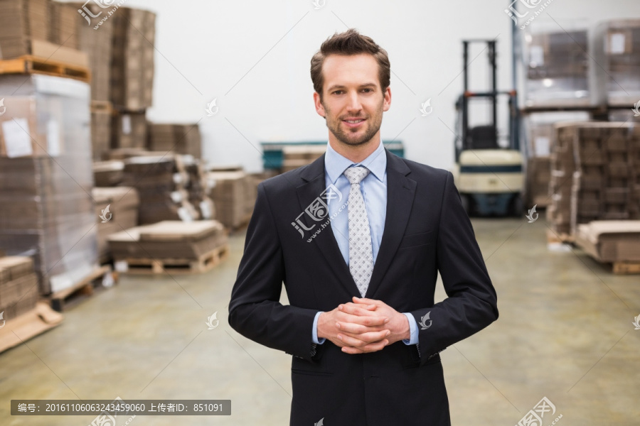 微笑着看着镜头的男人