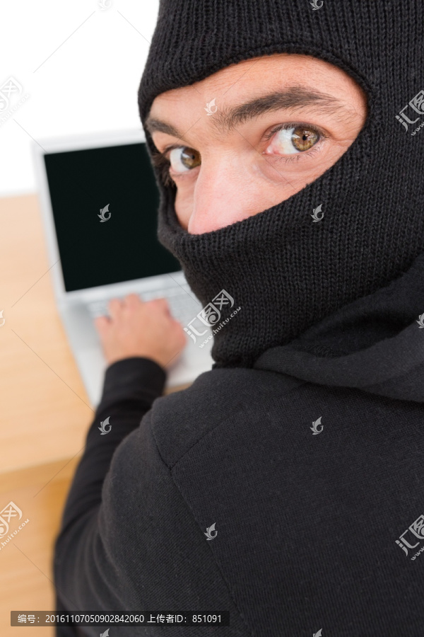 黑客利用笔记本电脑窃取身份