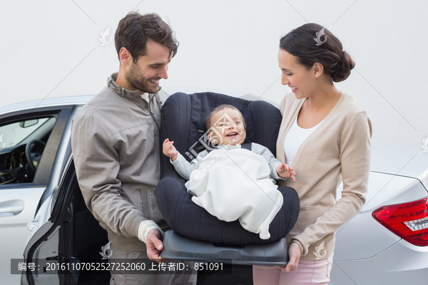 婴儿坐在汽车安全座椅上