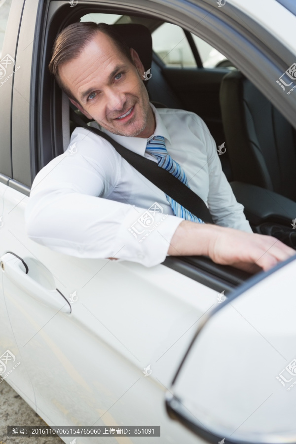 坐在车上微笑的商务男人