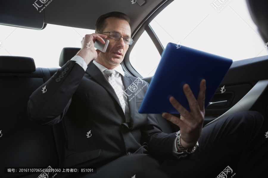 在车上使用平板电脑的商务男人