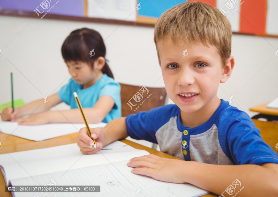 小学生在课桌上画画