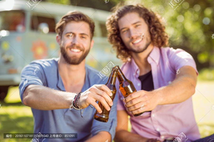 微笑着喝着酒的男人