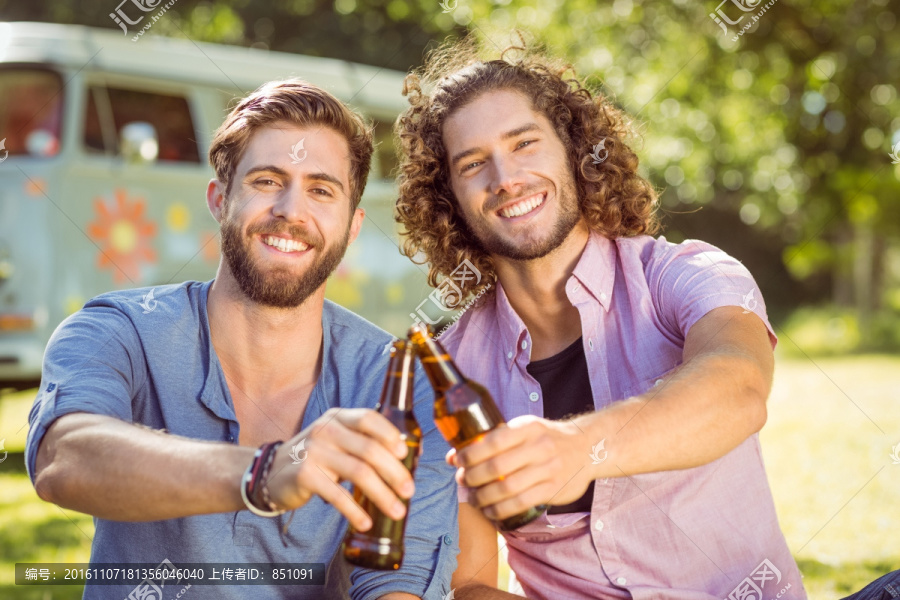 微笑着喝酒庆祝的男人